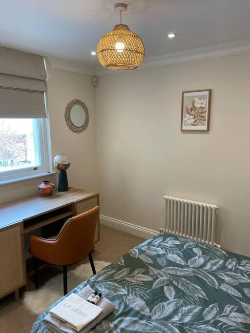 Whole House, Ensuite & Garden, 3 Bedrooms Case de vacanță