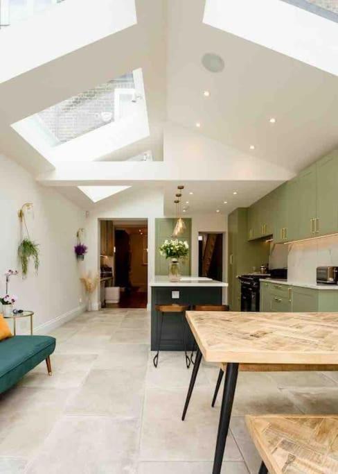 Whole House, Ensuite & Garden, 3 Bedrooms Case de vacanță Londra